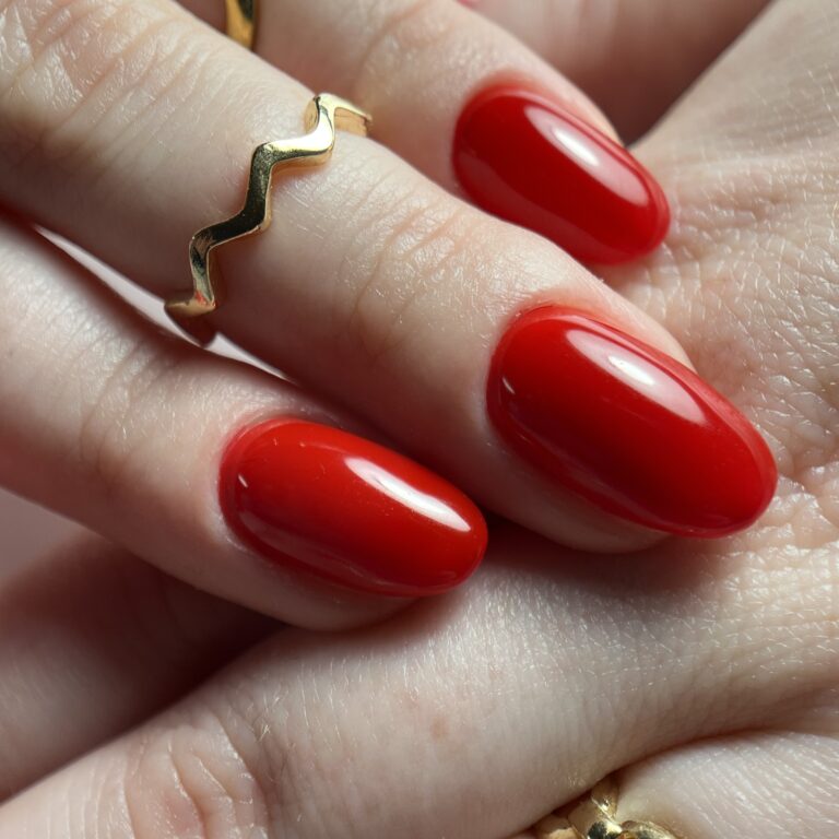 Manucure parfaite avec vernis rouge éclatant au sein de l'institut de beauté Le Bel Ongle à Alfortville.
