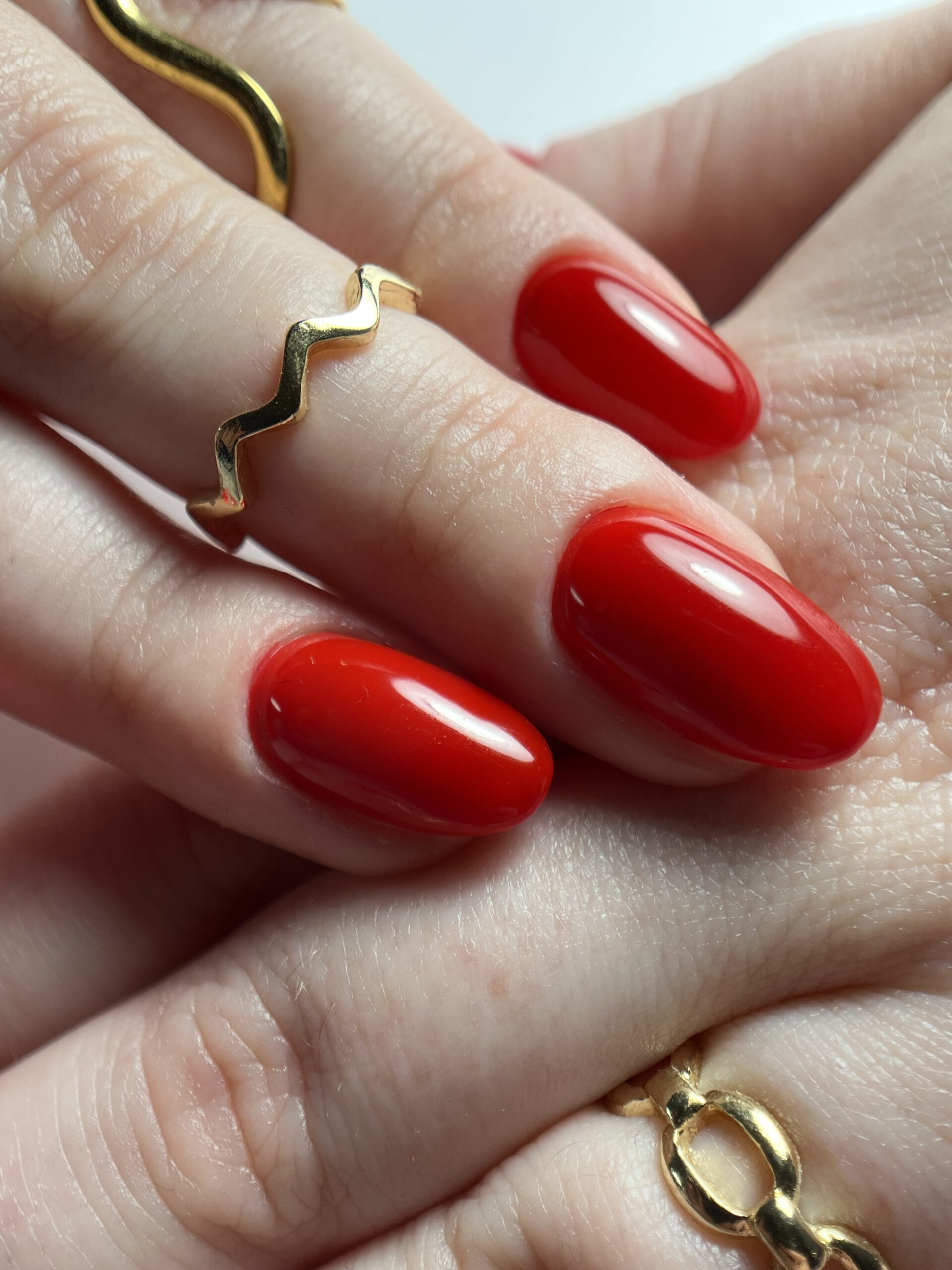 Manucure parfaite avec vernis rouge éclatant au sein de l'institut de beauté Le Bel Ongle à Alfortville.
