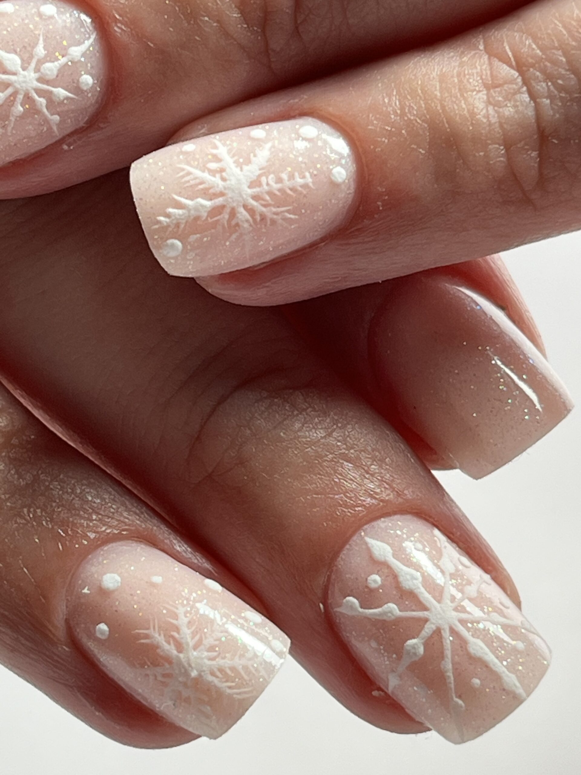 Ongles décorés de flocons de neige, manucure artistique à l'institut de beauté LebeL Ongle à Alfortville.