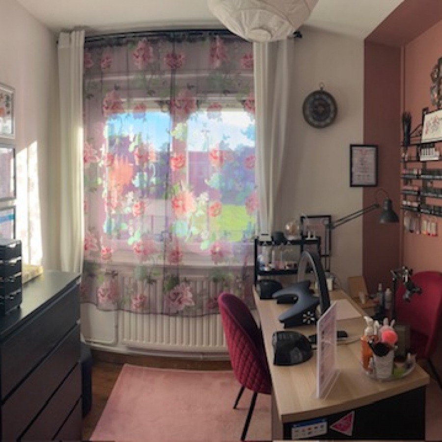 Intérieur chaleureux de l'institut de beauté à Alfortville, offrant épilation laser et soins visage ONA avec équipement moderne.