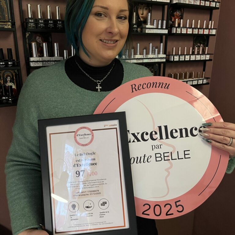 Naila, fondatrice de notre institut de beauté à Alfortville, avec un prix d'excellence pour soin visage ONA et Indiba.