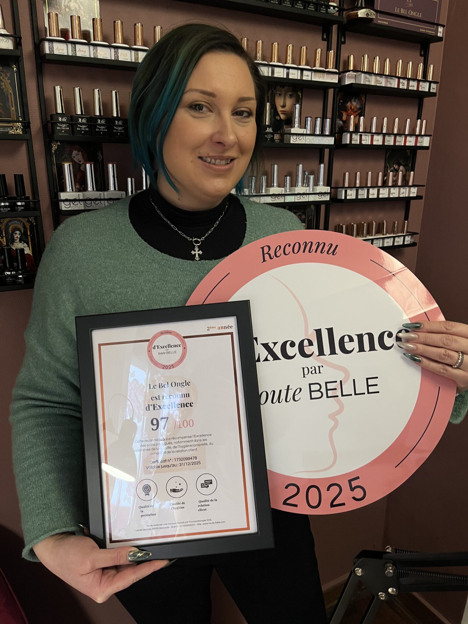 Naila, fondatrice de notre institut de beauté à Alfortville, avec un prix d'excellence pour soin visage ONA et Indiba.