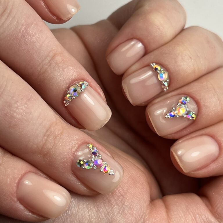 Ongles décorés avec précision au salon Lebelonglé, institut de beauté à Alfortville, pour une touche d'élégance et de bien-être.