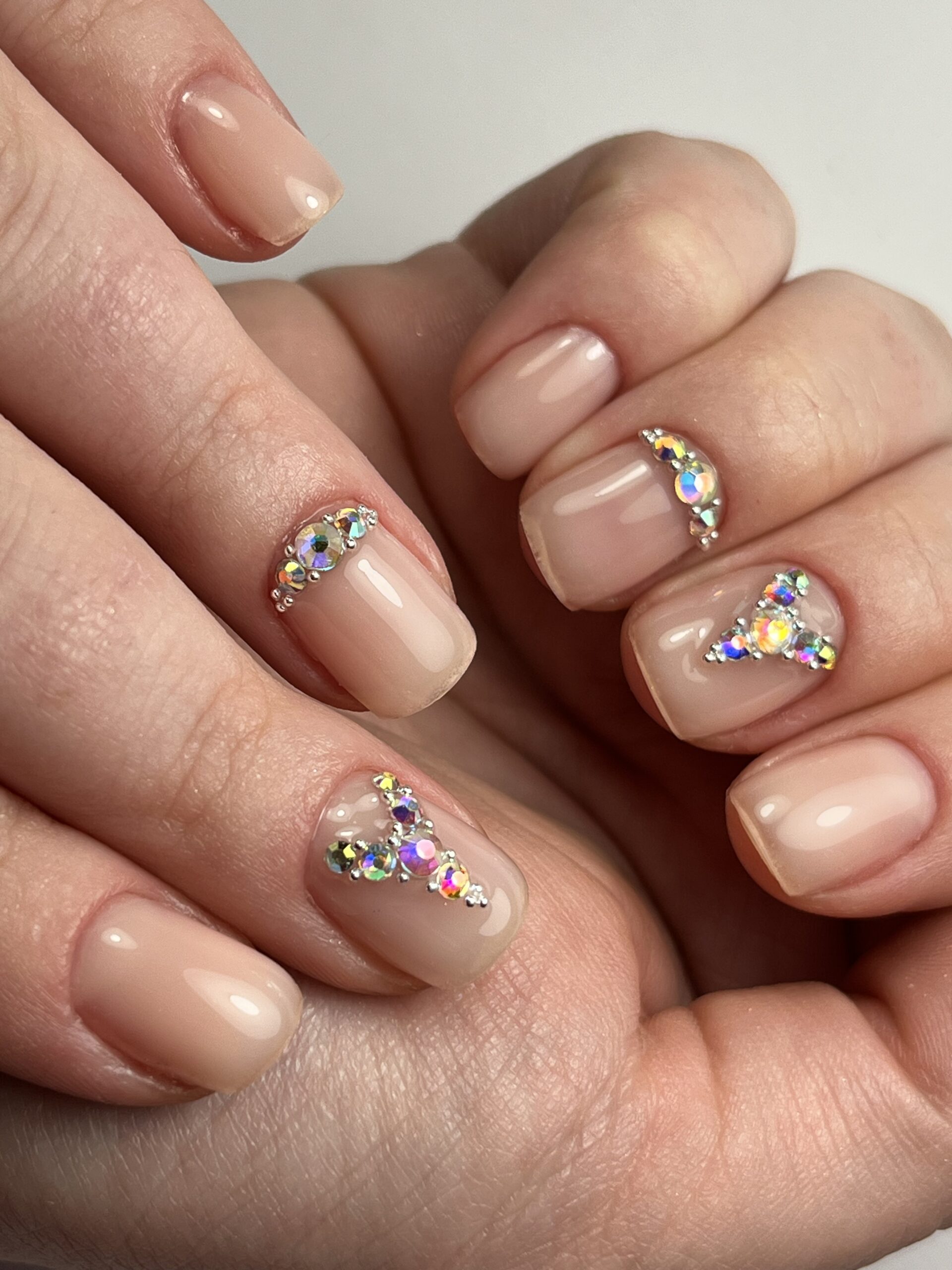 Ongles décorés avec précision au salon Lebelonglé, institut de beauté à Alfortville, pour une touche d'élégance et de bien-être.