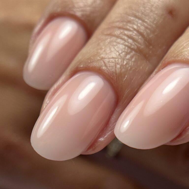 Ongles soignés avec vernis nude à l'institut de beauté d'Alfortville pour une touche élégante et naturelle.