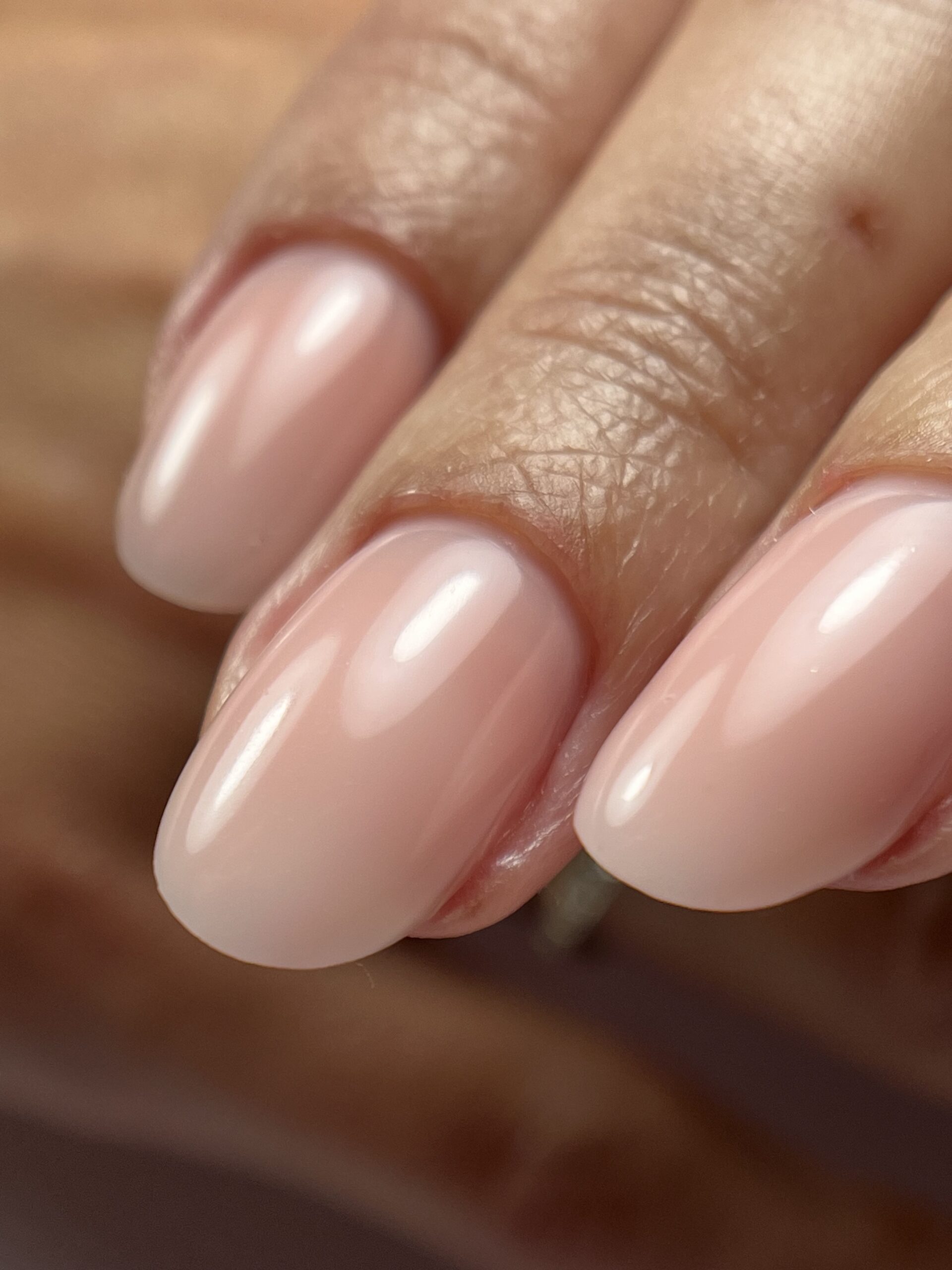 Ongles soignés avec vernis nude à l'institut de beauté d'Alfortville pour une touche élégante et naturelle.
