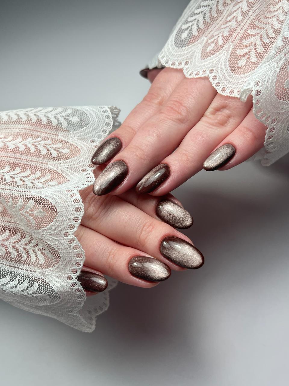 Manucure élégante et sophistiquée réalisée à l'institut de beauté à Alfortville, France.