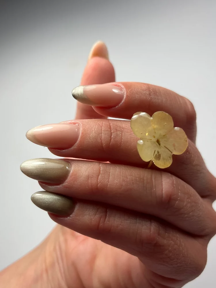 Ongles élégants avec bague fleur, mettant en valeur l'attention aux détails à l'institut de beauté d'Alfortville.