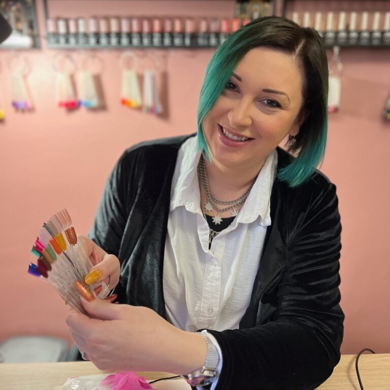 ```plaintext
Professionnelle proposant choix vernis à l'institut de beauté, Alfortville, expertise et soin personnalisé.
```