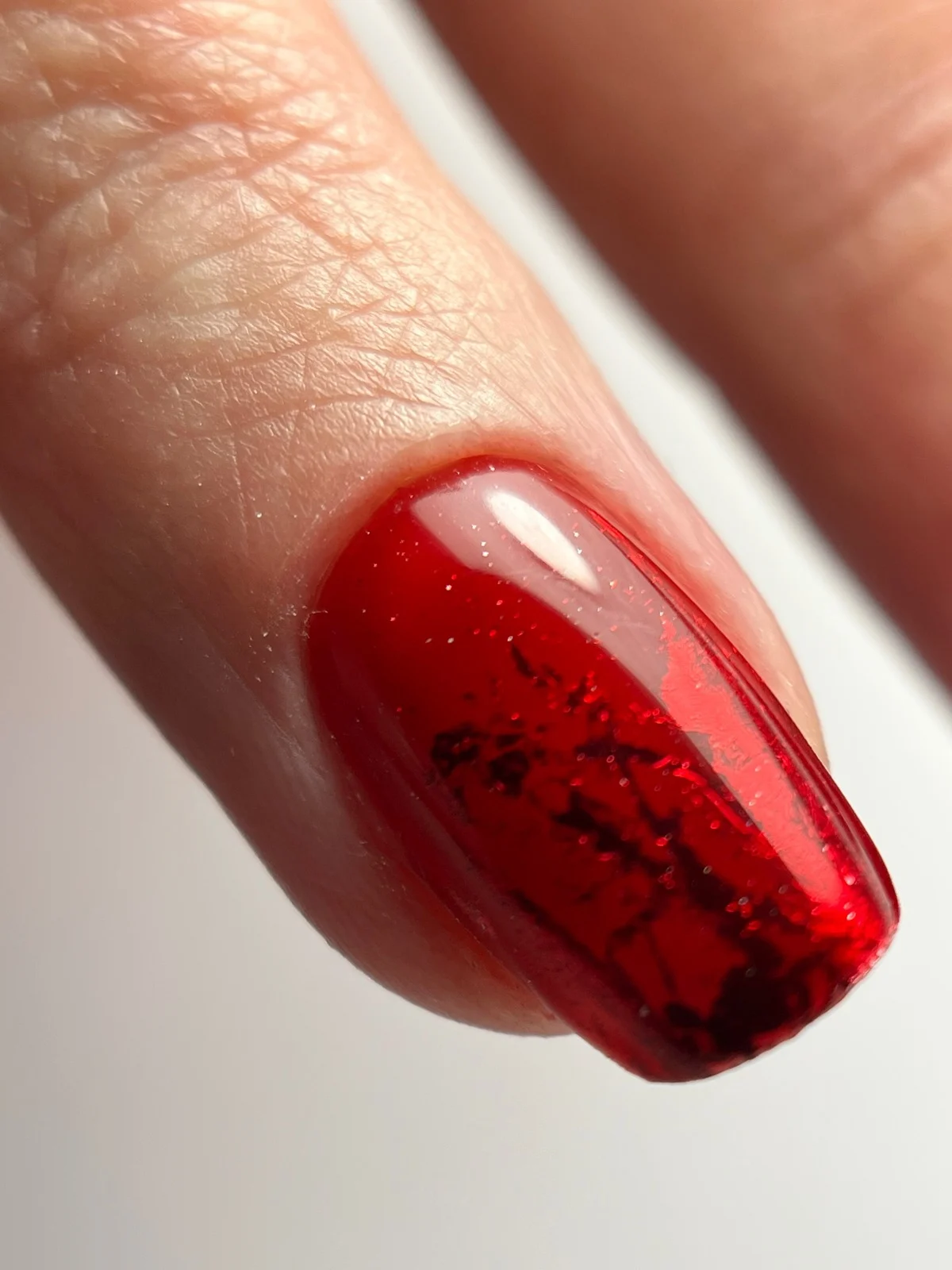 Ongle verni rouge éclatant à l'institut de beauté Alfortville, soins personnalisés et expertise professionnelle.