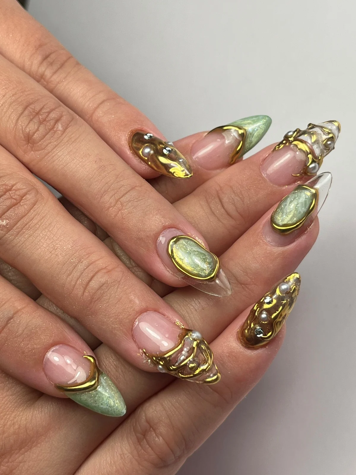 Ongles artistiques au design doré chez Institut de Beauté Alfortville, expert en soins personnalisés et tendance.