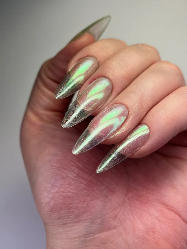 Ongles irisés au fini chromé réalisés à l'institut de beauté Le Bel Ongle à Alfortville, France.